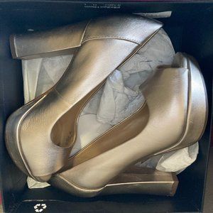 Worn Once Naturalizer Amie Pump in Gold
